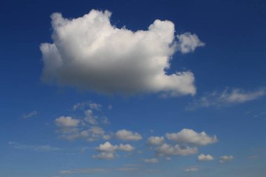 Beyaz bulutlu mavi gökyüzü