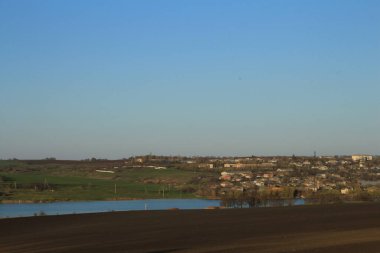 Buğday tarlası ve mavi gökyüzü olan güzel bir manzara.