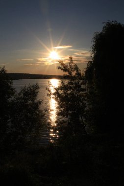 Gölün üzerinde güzel bir gün batımı