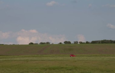 Tarlada büyük bir traktörü olan büyük bir arazi..