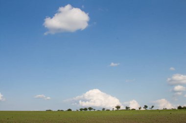 yeşil alan ve mavi bulutlu gökyüzü manzara