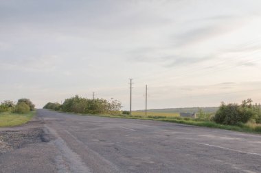Kırsalda asfalt yolda, kırsalda akşam vakti.