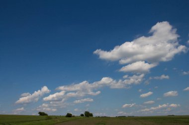 Mavi gökyüzü ve bulutlu güzel bir manzara..
