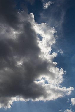 Karanlık bir gökyüzünde kara fırtına bulutları