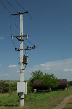 Yüksek voltajlı güç iletim hatları. yüksek voltaj iletisi