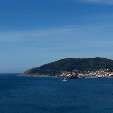 Güneşli bir günde mavi denizli güzel bir manzara.