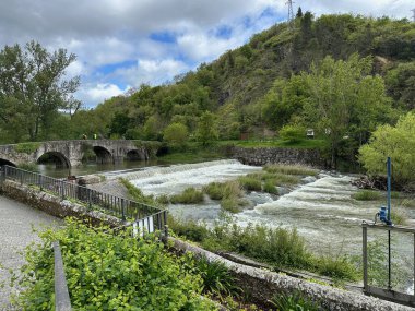 Güzel bir yaz gününde köprü ve nehir.