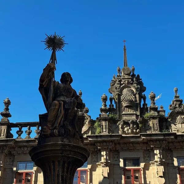 En güzel yerin başkentindeki kutsal üçlünün heykeli.