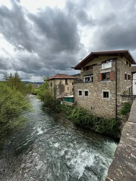 Nehirdeki eski ahşap köprü