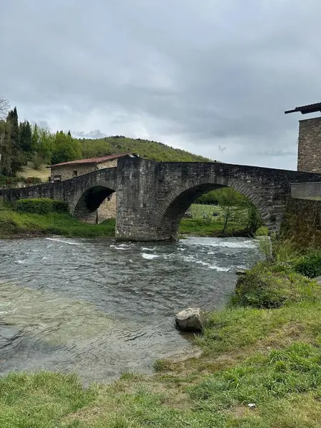 Nehrin üzerindeki eski taş köprü, İtalya