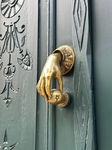 Antika saplı bir kapının ayrıntıları