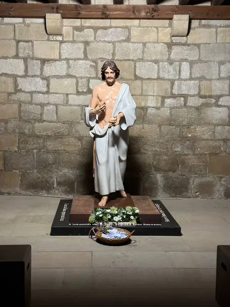 Yüce İsa, ahşap bir kilisenin önünde