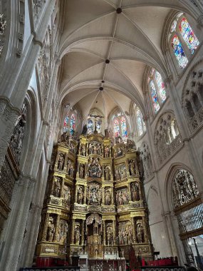 bir katolik katedralin içi.