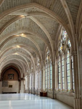 Eski kilisenin içinde.