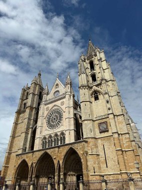 Eski şehrin kutsal üçlüsünün katedrali. Dünya mirasının en ünlü simgesi.