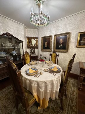 Eski bir evin içinde.