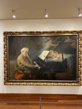 Eski kilisenin içinde.