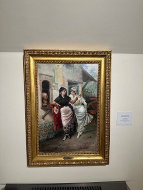 Modern bir binanın içinde.