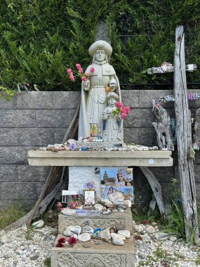 Kutsal Haç 'ın kutsal üçlüsünün heykeli.