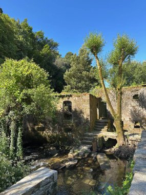 Akdeniz adasının eski taş köprüsü