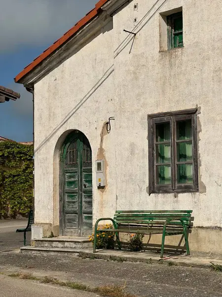 Beton adasında küçük bir ev