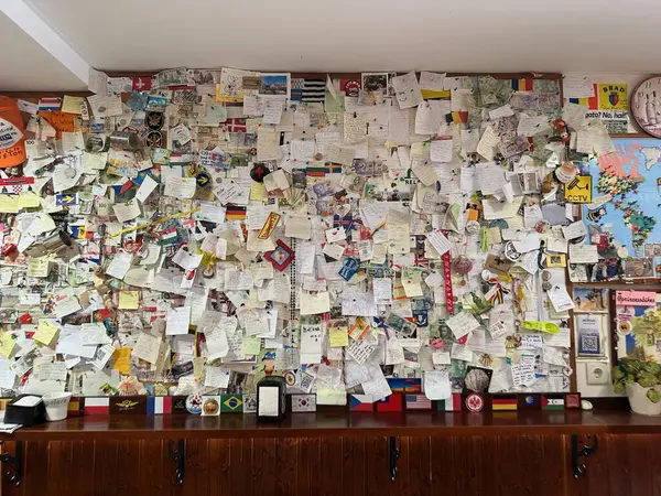 Modern bir binanın içinde.