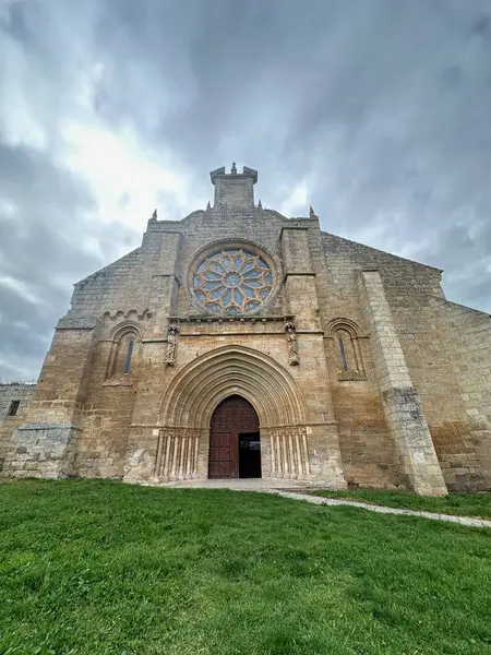 Akşamları İspanya 'da bir şehirdeki kilise.