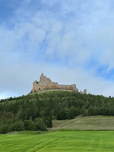 Kırsaldaki tepede bir şato