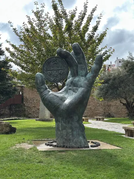 Şehirde bir kadın ve erkeğin heykeli