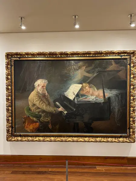 Eski kilisenin içinde.