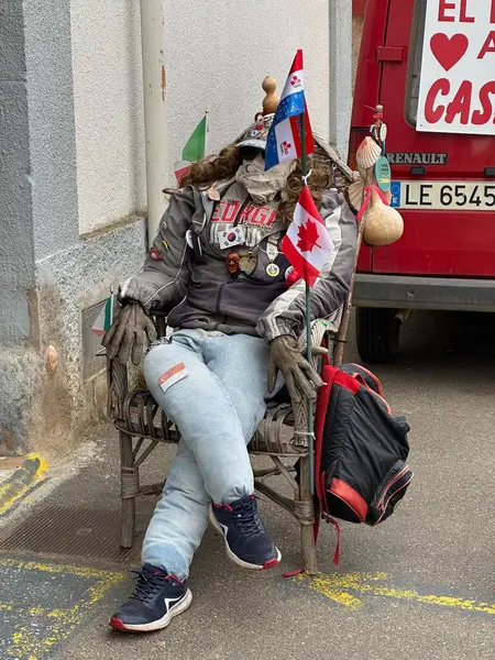 Sokakta çanta taşıyan bir kişinin dikey görüntüsü.