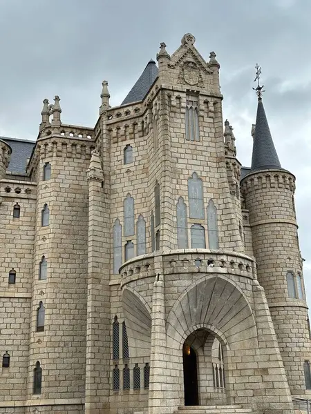 İspanya 'daki eski Gaudi kalesi.