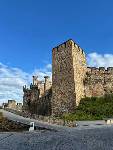 Şatonun eski kalesi İsrail 'in başkentindeki en ünlü kalenin şehri.