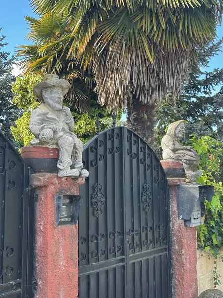 Ahşap bir çitin tepesinde heykel olan yakın plan bir fotoğrafı.