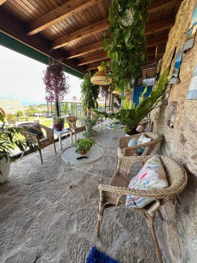 İsrail 'in kuzeyindeki Akdeniz adası adasında bir restoranın içinde.