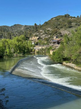 Dağlarda güzel bir şelale
