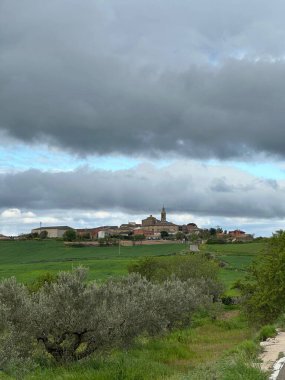 Arkasında bir dağ olan güzel bir manzara.