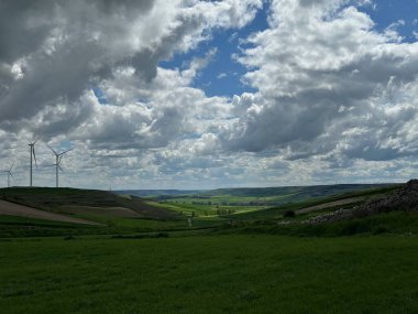 Tarlada rüzgar türbinleri