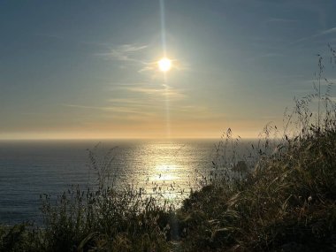 Denizin üzerinde güzel bir gün batımı