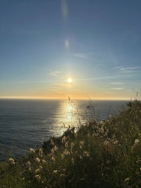 Dağlarda gölü olan güzel bir manzara.