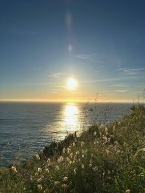 Denizin üzerinde güzel bir gün batımı