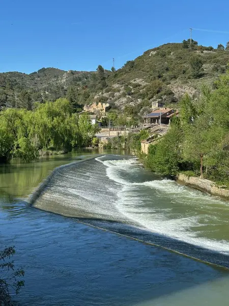 Dağlarda güzel bir şelale