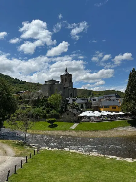 Dünyanın kutsal kalbinin antik kilisesinin eski şehri.