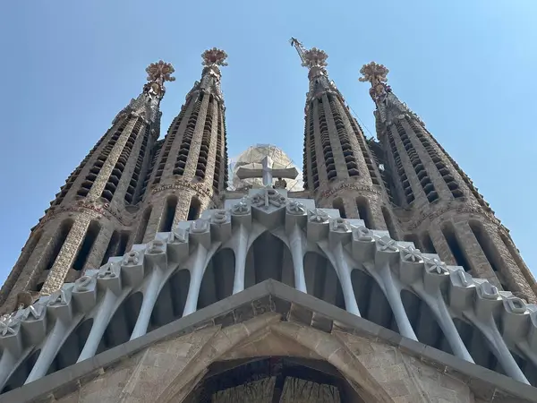 Sagrada fama, Barselona 'daki Gaudi' de bulunan büyük bir tapınak..