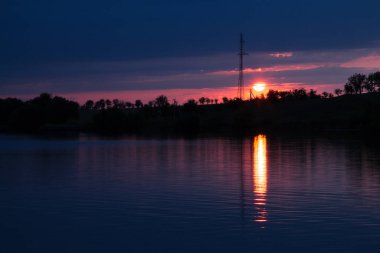Gölün üzerinde güzel bir gün batımı