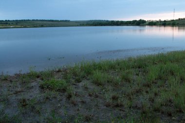 Akşamları göl. Akşam güneşi göle yansıdı.