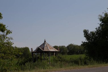 Köydeki eski ahşap ev.