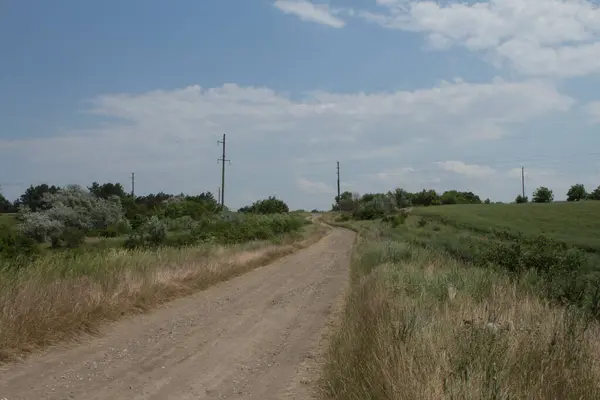 Bir tarladan geçen toprak bir yol.