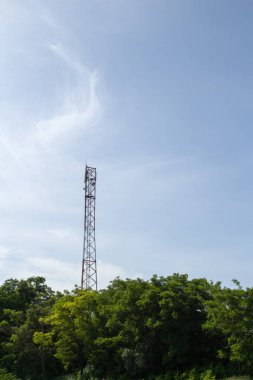 Mavi gökyüzü arka plan ile anten Kulesi