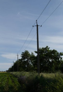 Alandaki elektrik kabloları